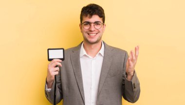 Genç yakışıklı adam kendini mutlu hissediyor, bir çözüm ya da fikir bulduğuna şaşırıyor. VIP geçiş konsepti