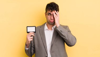 Genç yakışıklı bir adam bıkkın, hayal kırıklığına uğramış ve yorucu bir geceden sonra uykulu hissediyor. VIP geçiş konsepti