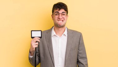 Kafası karışmış ve kafası karışmış genç yakışıklı bir adam. VIP geçiş konsepti