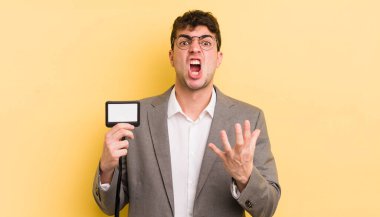 Genç yakışıklı adam umutsuz, sinirli ve stresli görünüyor. VIP geçiş konsepti