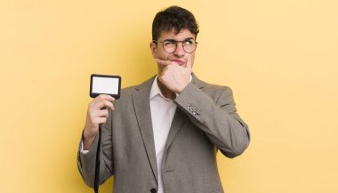 Genç yakışıklı düşünen, kuşkulu ve kafası karışık bir adam. VIP geçiş konsepti