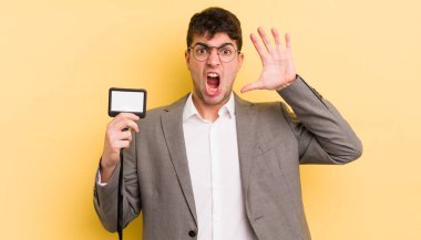 Genç yakışıklı adam ellerini havaya kaldırarak çığlık atıyor. VIP geçiş konsepti