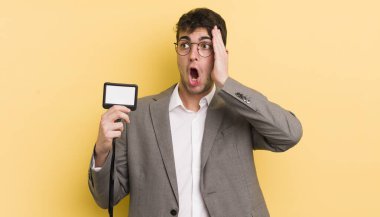 Genç yakışıklı adam mutlu, heyecanlı ve şaşırmış hissediyor. VIP geçiş konsepti