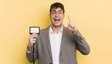 Genç yakışıklı bir adam bir fikri fark ettikten sonra mutlu ve heyecanlı bir dahi gibi hissediyor. VIP geçiş konsepti