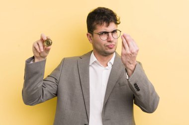Genç yakışıklı adam kapiş ya da para hareketi yapıyor, sana ödemeni söylüyor. Bitcoin konsepti