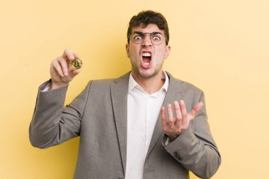 Genç yakışıklı adam umutsuz, sinirli ve stresli görünüyor. Bitcoin konsepti