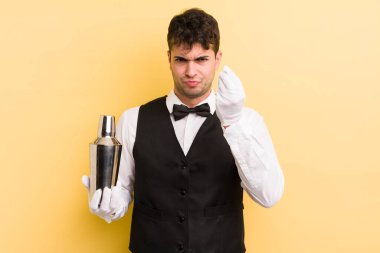 Genç yakışıklı adam kapiş ya da para hareketi yapıyor, sana ödemeni söylüyor. barmen kokteyli