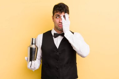 Genç yakışıklı bir adam bıkkın, hayal kırıklığına uğramış ve yorucu bir geceden sonra uykulu hissediyor. barmen kokteyli
