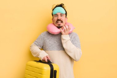 Genç yakışıklı adam umutsuz, sinirli ve stresli görünüyor. seyahat yolcu kavramı