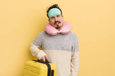 Genç yakışıklı adam şaşkın ve şaşkın hissediyor. seyahat yolcu kavramı