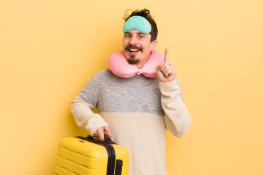 Genç yakışıklı bir adam bir fikri fark ettikten sonra mutlu ve heyecanlı bir dahi gibi hissediyor. seyahat yolcu kavramı