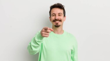 Genç ve yakışıklı bir adam kamerayı işaret ederek seni seçiyor.