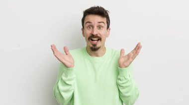 Genç yakışıklı adam kendini mutlu hissediyor ve inanılmaz bir şey karşısında şaşkına dönüyor.