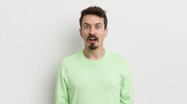 Genç yakışıklı adam çok şaşırmış ya da şaşırmış görünüyor.