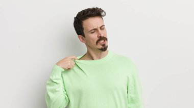 Genç yakışıklı adam stresli, endişeli, yorgun ve hayal kırıklığına uğramış hissediyor.