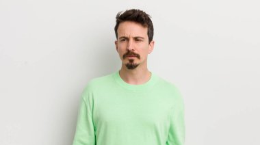 Genç ve yakışıklı bir adam üzgün, üzgün ya da kızgın hissediyor.