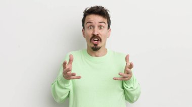 Genç yakışıklı adam, inanılmaz bir sürprizle şaşkına dönmüş ve hayrete düşmüştü.