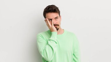 Genç yakışıklı bir adam bıkkın, yorgun ve uykulu hissediyor.