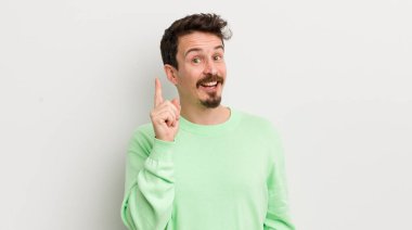 Genç yakışıklı bir adam bir fikri fark ettikten sonra mutlu ve heyecanlı bir dahi gibi hissediyor.