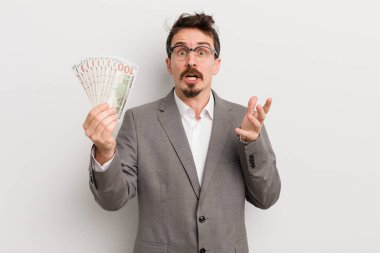 Genç yakışıklı adam, inanılmaz bir sürprizle şaşkına dönmüş ve hayrete düşmüştü. İş adamı ve banknotlar