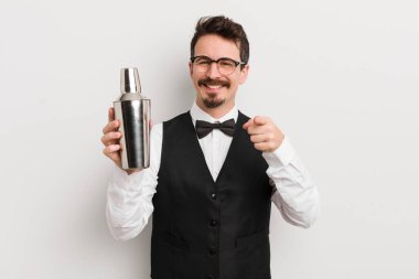 Genç ve yakışıklı bir adam kamerayı işaret ederek seni seçiyor. Kokteyl barmeni