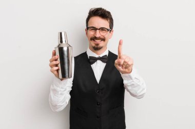 Genç yakışıklı adam gururla gülümsüyor ve kendinden emin bir numara oluyor. Kokteyl barmeni