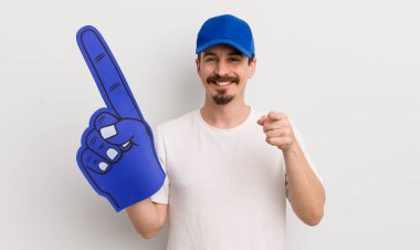 Genç ve yakışıklı bir adam kamerayı işaret ederek seni seçiyor. Bir numaralı el konsepti