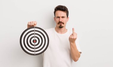 Genç ve yakışıklı bir adam sinirli, sinirli, asi ve agresif hissediyor. dart hedef konsepti