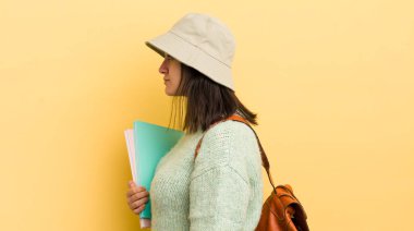 Profil görünümlü genç İspanyol kadın hayal mi kuruyor yoksa hayal mi kuruyor? öğrenci konsepti