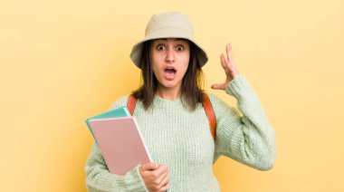 Genç İspanyol kadın ellerini havaya kaldırarak çığlık atıyor. öğrenci konsepti