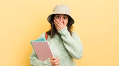 Genç İspanyol kadın şok olmuş ellerle ağzını kapatıyor. öğrenci konsepti