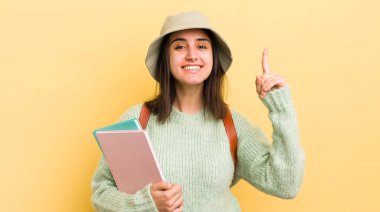 Genç İspanyol kadın bir fikri fark ettikten sonra mutlu ve heyecanlı bir dahi gibi hissediyor. öğrenci konsepti