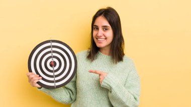 Genç İspanyol kadın heyecanlı ve şaşırmış görünüyor. dart hedef kavramı