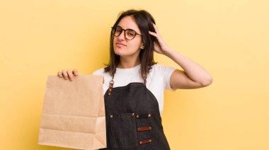 Genç İspanyol kadın şaşkın ve kafası karışık, kaşınan bir kafa hissediyor. Fast food konsepti