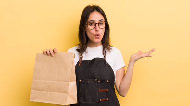 Genç İspanyol kadın şaşkın, şaşkın ve şüpheci hissediyor. Fast food konsepti