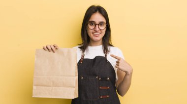 Genç İspanyol kadın kendini mutlu hissediyor ve heyecanla kendini işaret ediyor. Fast food konsepti