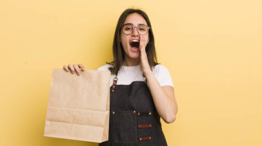 Genç İspanyol kadın kendini mutlu hissediyor, elleri ağzının kenarında bağırıyor. Fast food konsepti