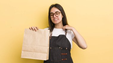 Genç İspanyol kadın stresli, endişeli, yorgun ve hayal kırıklığına uğramış hissediyor. Fast food konsepti