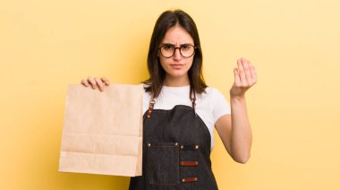 Genç İspanyol kadın kapiş ya da para hareketi yapıyor, sana ödemeni söylüyor. Fast food konsepti