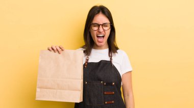 Genç İspanyol kadın agresif bir şekilde bağırıyor, çok kızgın görünüyor. Fast food konsepti