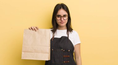 Genç İspanyol kadın üzgün, üzgün ya da kızgın hissediyor ve yana bakıyor. Fast food konsepti