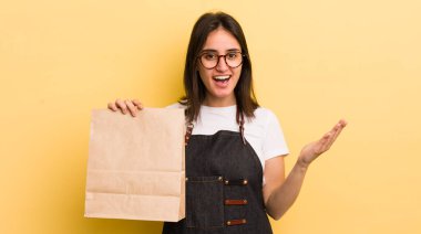 Genç İspanyol kadın kendini mutlu hissediyor, bir çözüm ya da fikir bulduğuna şaşırıyor. Fast food konsepti