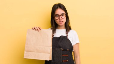 Genç İspanyol kadın şaşkın ve şaşkın hissediyor. Fast food konsepti