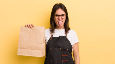Genç İspanyol kadın iğreniyor, sinirleniyor ve dili dışarı çıkıyor. Fast food konsepti
