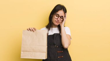 Genç İspanyol bir kadın bıkkın, hayal kırıklığına uğramış ve yorucu bir günün ardından uykulu hissediyor. Fast food konsepti