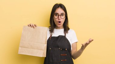 Genç İspanyol kadın şok olmuş ve şaşırmış hissediyor. Fast food konsepti