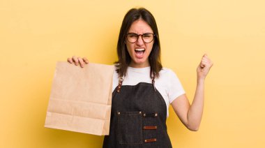 Genç İspanyol kadın öfkeli bir ifadeyle agresif bir şekilde bağırıyor. Fast food konsepti