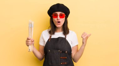 İnançsızlığa şaşırmış genç İspanyol kadın. sanatçı konsepti