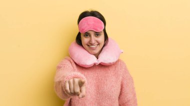 Genç İspanyol kadın kamerayı göstererek seni seçiyor. uçuş yolcu kavramı