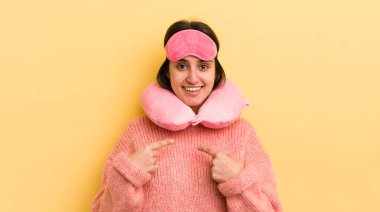 Genç İspanyol kadın kendini mutlu hissediyor ve heyecanla kendini işaret ediyor. uçuş yolcu kavramı